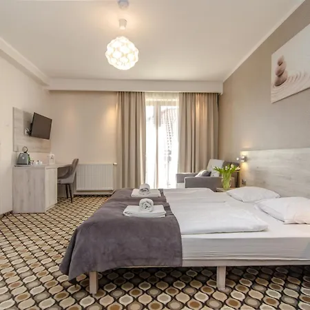 Marina Z Widokiem Na Jezioro 3*