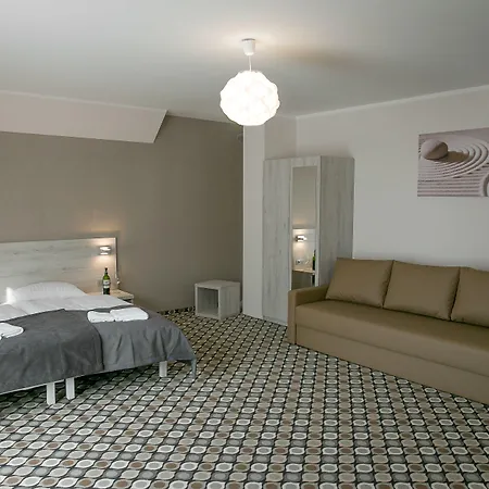 假日公园 Marina Z Widokiem Na Jezioro 梅尔诺