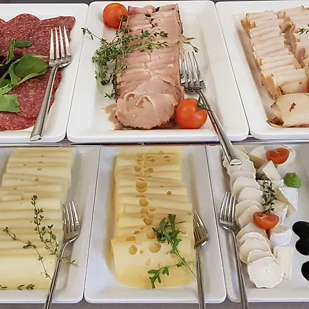 Marina Z Widokiem Na Jezioro