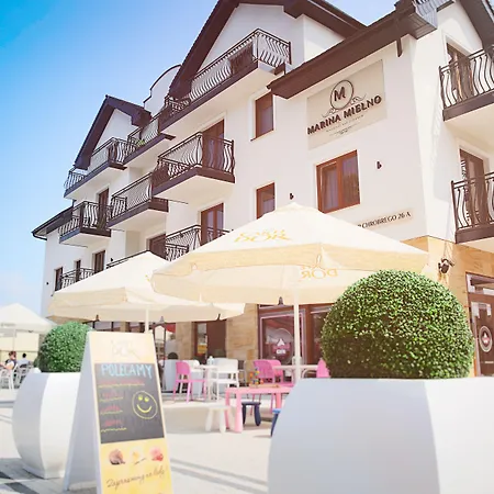 Marina Z Widokiem Na Jezioro